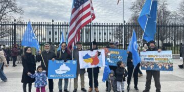 ཕོ་བྲང་དཀར་པོའི་མདུན་དུ་ཤར་ཏུར་ཀི་སི་ཐན་མི་མང་གིས་རྒྱ་གཞུང་ལ་ངོ་རྒོལ་བྱས། ༢༠༢༢།༡༢།༢༢ ཤར་ཏུར་ཀི་སི་ཐན་རྒྱལ་ཡོངས་ལས་འགུལ་ཚོགས་པའི་པར།