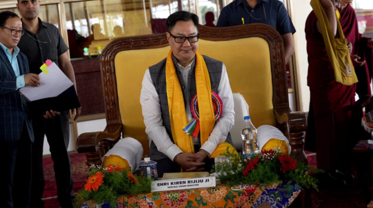 རྒྱ་གར་གྲོས་ཚོགས་ཀྱི་བདེ་དོན་བློན་ཆེན་ཀི་རན་རི་ཇི་ཇུ་མཆོག་འབྲས་སྤུངས་བློ་གསལ་གླིང་གི་མཁས་པའི་བགྲོ་གླེང་དབུ་འབྱེད་ཀྱི་མཛད་སྒོར་ཕེབས། ༢༠༢༥།༡༢།༢༨ དུས་བབ་ཀྱི་པར།