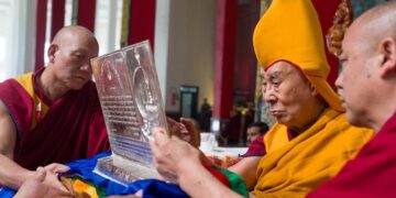༧གོང་ས་རྒྱལ་བ་རིན་པོ་ཆེ་མཆོག་ལ་དགེ་བཤེས་ལྷ་རམས་པའི་བཀའ་དྲིན་རྗེས་དྲན་གྱི་གཟེངས་རྟགས་ཕུལ། ༢༠༢༥།༡༢།༡༤ དགའ་ལྡན་ཕོ་བྲང་གི་སྐུ་པར།