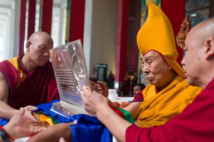 ༧གོང་ས་རྒྱལ་བ་རིན་པོ་ཆེ་མཆོག་ལ་དགེ་བཤེས་ལྷ་རམས་པའི་བཀའ་དྲིན་རྗེས་དྲན་གྱི་གཟེངས་རྟགས་ཕུལ། ༢༠༢༥།༡༢།༡༤ དགའ་ལྡན་ཕོ་བྲང་གི་སྐུ་པར།