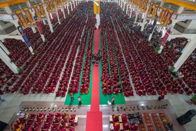 རྒྱ་གར་ལྷོ་ཕྱོགས་འབྲས་སྤུངས་སྒོ་མང་གྲྭ་ཚང་དུ་དད་ལྡན་སེར་སྐྱ་མི་མང་འདུ་འཛོམས། ༢༠༢༥།༡༢།༡༤ དགའ་ལྡན་ཕོ་བྲང་གི་པར།