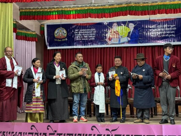 ཀུན་གསལ་ལྷ་མོ་ལགས་ཀྱིས་དཔེ་དེབ་དབུ་འབྱེད་ཀྱི་མཛད་སྒོ། པར་འབྲེལ་ཡོད་ནས་མཁོ་སྤྲོད་གནང་།