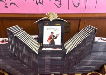 ཀུན་གསལ་ལྷ་མོ་ལགས་ཀྱིས་དཔེ་དེབ་དབུ་འབྱེད་ཀྱི་མཛད་སྒོ། པར་འབྲེལ་ཡོད་ནས་མཁོ་སྤྲོད་གནང་།