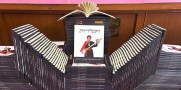 ཀུན་གསལ་ལྷ་མོ་ལགས་ཀྱིས་དཔེ་དེབ་དབུ་འབྱེད་ཀྱི་མཛད་སྒོ། པར་འབྲེལ་ཡོད་ནས་མཁོ་སྤྲོད་གནང་།