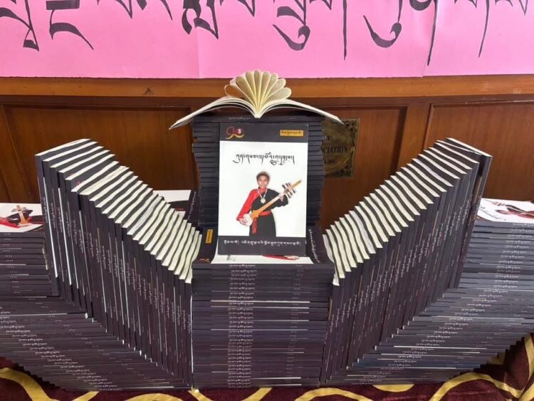 ཀུན་གསལ་ལྷ་མོ་ལགས་ཀྱིས་དཔེ་དེབ་དབུ་འབྱེད་ཀྱི་མཛད་སྒོ། པར་འབྲེལ་ཡོད་ནས་མཁོ་སྤྲོད་གནང་།