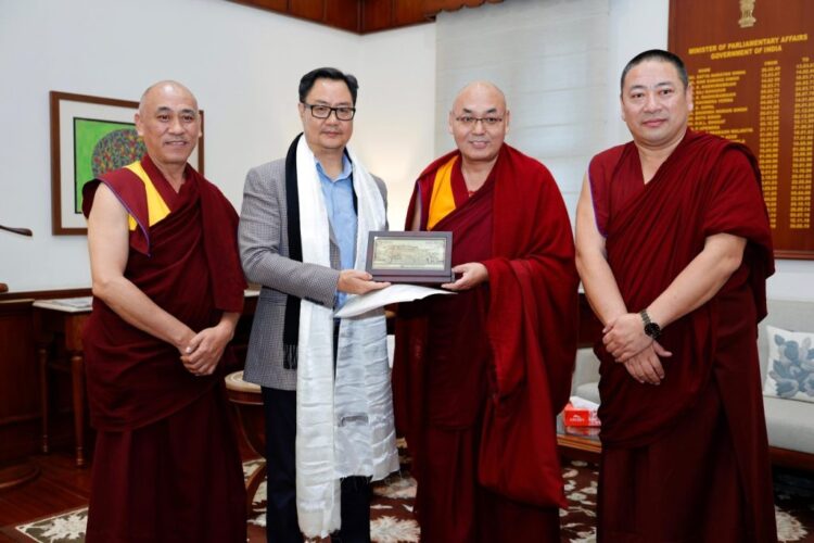 བོད་མི་མང་སྤྱི་འཐུས་ལྷན་ཚོགས་ཀྱི་ཚོགས་གཙོ་མཆོག་གིས་དབུ་འཁྲིད་པའི་ཞུ་གཏུག་ཚོགས་ཆུང་གིས་རྒྱ་གར་གྱི་དབུས་བློན་ཆེན་ཀེ་རིན་རི་ཇི་ཇུ་(Shri. Kiren Rijiju)མཆོག་དང་མཇལ་བ།