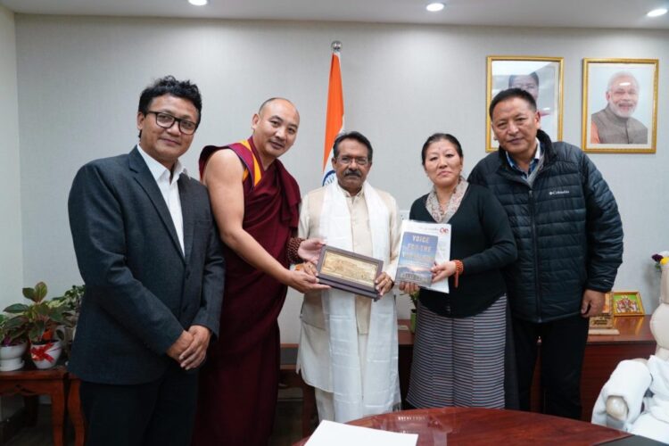སྤྱི་འཐུས་གསེར་རྟ་ཚུལ་ཁྲིམས་ལགས་དང་། སྤྱི་འཐུས་སློབ་དཔོན་ཐུབ་བསྟན་རྒྱལ་མཚན་ལགས། སྤྱི་འཐུས་ཙ་ནེ་ཚང་དོན་འགྲུབ་བཀྲ་ཤིས་ལགས་བཅས་ཀྱིས་བོད་དོན་ཞུ་གཏུག་གནང་བ། སྤྱི་འཐུཡས་ཀྱི་པར།