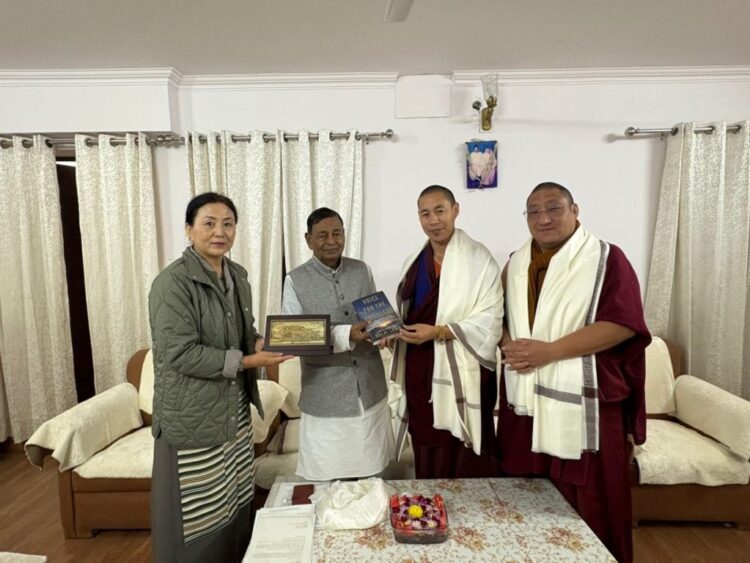 སྤྱི་འཐུས་འཇུ་ཆེན་དཀོན་མཆོག་ཆོས་སྒྲོན་ལགས་དང་། དགེ་བཤེས་ལྷ་རམས་པ་ཨ་ཀྲུག་ཚེ་བརྟན་ལགས། དགེ་བཤེས་ཨ་ཀྲོང་རིན་ཆེན་རྒྱལ་མཚན་ལགས་བཅས་ཀྱིས་བོད་དོན་ཞུ་གཏུག་གནང་བ། སྤྱི་འཐུས་ཀྱི་པར།
