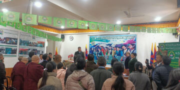 དྷ་ས་ས་གནས་མགོ་འཛིན་གྱི་ཚོགས་ཁང་དུ། བོད་ཀྱི་བུད་མེད་ལྷན་ཚོགས་དབུས་སྤྱི་ཁྱབ་རྒྱུན་ལས་ཁང་གི་གོ་སྒྲིག་འོག་ཕྱི་ལོ་ ༡༩༩༥ ལོར་རྒྱ་ནག་གི་པེ་ཅིང་དུ་རྒྱལ་ཚོགས་ཀྱི་བུད་མེད་ཚོགས་ཆེན་ཐེངས་བཞི་པའི་སྐབས་བཙན་བྱོལ་བུད་མེད་དགུས་སྨྲ་བརྗོད་རང་དབང་དང་ལྟ་རྟོག་ཁྲིམས་སྲོལ་རྡོག་རོལ་གཏོང་བཞིན་པར་ངོ་རྒོལ་གསལ་སྟོན་བྱས་ནས་ལོ་ངོ་ ༣༠ འཁོར་བའི་དུས་དྲན་སྲུང་གཙི་ཞུ་བཞིན་པ། ༢༠༢༥།༡༢།༥ བོད་ཀྱི་དུས་བབ་གསར་ཁང་གི་པར།