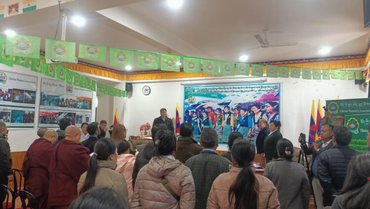 དྷ་ས་ས་གནས་མགོ་འཛིན་གྱི་ཚོགས་ཁང་དུ། བོད་ཀྱི་བུད་མེད་ལྷན་ཚོགས་དབུས་སྤྱི་ཁྱབ་རྒྱུན་ལས་ཁང་གི་གོ་སྒྲིག་འོག་ཕྱི་ལོ་ ༡༩༩༥ ལོར་རྒྱ་ནག་གི་པེ་ཅིང་དུ་རྒྱལ་ཚོགས་ཀྱི་བུད་མེད་ཚོགས་ཆེན་ཐེངས་བཞི་པའི་སྐབས་བཙན་བྱོལ་བུད་མེད་དགུས་སྨྲ་བརྗོད་རང་དབང་དང་ལྟ་རྟོག་ཁྲིམས་སྲོལ་རྡོག་རོལ་གཏོང་བཞིན་པར་ངོ་རྒོལ་གསལ་སྟོན་བྱས་ནས་ལོ་ངོ་ ༣༠ འཁོར་བའི་དུས་དྲན་སྲུང་གཙི་ཞུ་བཞིན་པ། ༢༠༢༥།༡༢།༥ བོད་ཀྱི་དུས་བབ་གསར་ཁང་གི་པར།