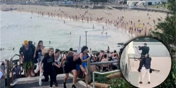 འཇིའུ་འོད་སྣང་དུས་ཆེན་ཉིན་ཨོ་གླིང་གི་སི་ཌི་ནི་གྲོང་ཁྱེར་གྱི་བྷོན་ཌི་མཚོ་ཁ་རུ་ཕ་བུ་གཉིས་ཀྱིས་མེ་མདའ་གང་བྱུང་འཕངས་ཏེ་མི་གྲངས་ ༡༥ བསད་པ་དང་མི་གྲངས་ ༤༠ ཙམ་ལ་རྨས་སྐྱོན་བཟོས། དུས་བབ་གསར་ཁང་གིས་པར་སྒྲིག་སྦྱོར་བྱས།