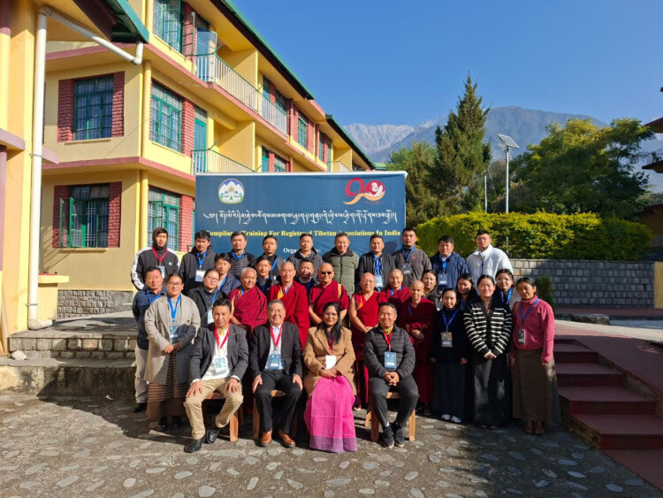 དྷ་ས་འཛིན་སྐྱོང་སྦྱོང་བརྡར་བསྟི་གནས་ཁང་དུ་