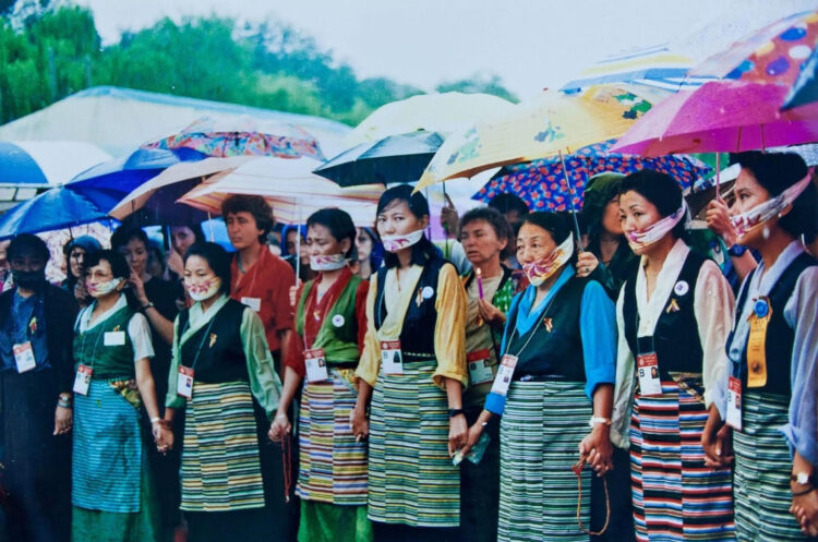 ཕྱི་ལོ་་༡༩༩༥ ལོར་རྒྱ་ནག་པེ་ཅིང་ནང་རྒྱལ་ཚོགས་ཀྱི་བུད་མེད་ཚོགས་ཆེན་ཐེངས་བཞི་པའི་ཐོག་བོད་ཀྱི་བུད་མེད་དགུས་ངོ་རྒོལ་བྱས། བོད་ཀྱི་བུད་མེད་ལྷན་ཚོགས་ཀྱི་པར།