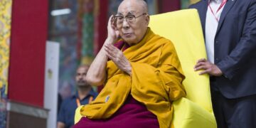 ༸གོང་ས་རྒྱལ་བ་རིན་པོ་ཆེ་མཆོག་ནས་དཔལ་ལྡན་འབྲས་སྤུངས་སྒོ་མང་གྲྭ་ཚང་གི་ཆོས་རྭ་གསར་པའི་ནང་ཨེ་མོ་རི་དང་བོད་ཀྱི་ཚན་རིག་ཟབ་སྦྱོང་གི་ཚོགས་བཅར་བའི་ཚན་རིག་རྟགས་གསལ་གཏོང་བའི་ཚོགས་མགོན་དུ་ཕེབས། ༢༠༢༥།༡༢།༡༨ དགའ་ལྡན་ཕོ་བྲང་གི་སྐུ་པར།