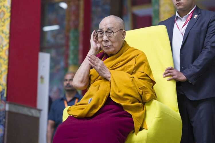 ༸གོང་ས་རྒྱལ་བ་རིན་པོ་ཆེ་མཆོག་ནས་དཔལ་ལྡན་འབྲས་སྤུངས་སྒོ་མང་གྲྭ་ཚང་གི་ཆོས་རྭ་གསར་པའི་ནང་ཨེ་མོ་རི་དང་བོད་ཀྱི་ཚན་རིག་ཟབ་སྦྱོང་གི་ཚོགས་བཅར་བའི་ཚན་རིག་རྟགས་གསལ་གཏོང་བའི་ཚོགས་མགོན་དུ་ཕེབས། ༢༠༢༥།༡༢།༡༨ དགའ་ལྡན་ཕོ་བྲང་གི་སྐུ་པར།