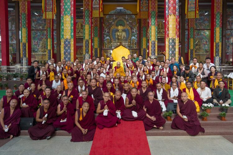 དཔལ་ལྡན་འབྲས་སྤུངས་སྒོ་མང་གྲྭ་ཚང་གི་ཆོས་རྭ་གསར་པའི་ནང་ཨེ་མོ་རི་དང་བོད་ཀྱི་ཚན་རིག་ཟབ་སྦྱོང་གི་ཚོགས་བཅར་བའི་སྐུ་པར་མཉམ་བསྒྲོན། ༢༠༢༥།༡༢།༡༨ དགའ་ལྡན་ཕོ་བྲང་གི་སྐུ་པར།