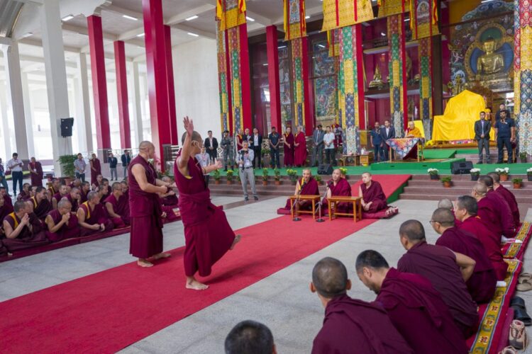 དཔལ་ལྡན་འབྲས་སྤུངས་སྒོ་མང་གྲྭ་ཚང་གི་ཆོས་རྭ་གསར་པའི་ནང་ཨེ་མོ་རི་དང་བོད་ཀྱི་ཚན་རིག་ཟབ་སྦྱོང་གི་ཚོགས་བཅར་བའི་ཚན་རིག་རྟགས་གསལ་་སྤྱན་འབུལ་ཞུས། ༢༠༢༥།༡༢།༡༨ དགའ་ལྡན་ཕོ་བྲང་གི་སྐུ་པར།