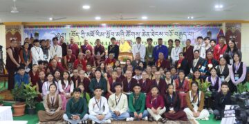 རྒྱ་གར་ལྷོ་ཕྱོགས་དགའ་ལྡན་ཤར་རྩེ་ཐོས་བསམ་ནོར་གླིང་གྲྭ་ཚང་དུ་བོད་ཀྱི་མཐོ་རིམ་སློབ་མའི་ཚོགས་ཆེན་སྐབས་བཅོ་བརྒྱད་པ་མགོ་འཛུགས་གནང་། ༢༠༢༦།༡།༢༡-༢༦ པར་ཚོགས་ཆུང་གིས་འདི་གར་མཁོ་སྤྲོད་གནང་།