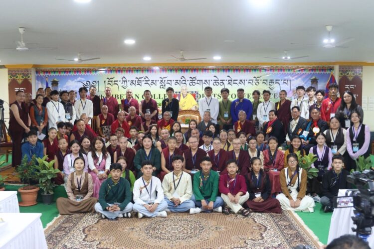 རྒྱ་གར་ལྷོ་ཕྱོགས་དགའ་ལྡན་ཤར་རྩེ་ཐོས་བསམ་ནོར་གླིང་གྲྭ་ཚང་དུ་བོད་ཀྱི་མཐོ་རིམ་སློབ་མའི་ཚོགས་ཆེན་སྐབས་བཅོ་བརྒྱད་པ་མགོ་འཛུགས་གནང་། ༢༠༢༦།༡།༢༡-༢༦  པར་ཚོགས་ཆུང་གིས་འདི་གར་མཁོ་སྤྲོད་གནང་།