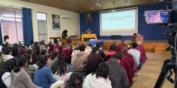སྤྱི་ཚོགས་རིག་པའི་འབུམ་རམས་པ་ལྡོང་རྒྱལ་ལོ་ལགས་ཀྱིས་རྒྱ་ནག་གི་ད་ལྟའི་གནས་སྟངས་དབྱེ་ཞིབ་ལས་མཐོང་བའི་བོད་ཀྱི་གོ་སྐབས་ཞེས་པའི་བརྗོད་གཞིའི་ཐོག་གསུང་བཤད་གནང་། བོད་ཀྱི་དུས་བབ་ཀྱི་པར། ༢༠༢༦།༡།༡༥