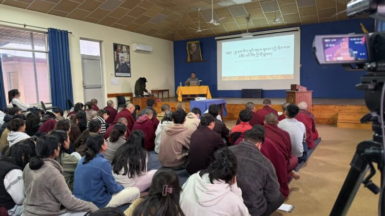 སྤྱི་ཚོགས་རིག་པའི་འབུམ་རམས་པ་ལྡོང་རྒྱལ་ལོ་ལགས་ཀྱིས་རྒྱ་ནག་གི་ད་ལྟའི་གནས་སྟངས་དབྱེ་ཞིབ་ལས་མཐོང་བའི་བོད་ཀྱི་གོ་སྐབས་ཞེས་པའི་བརྗོད་གཞིའི་ཐོག་གསུང་བཤད་གནང་། བོད་ཀྱི་དུས་བབ་ཀྱི་པར། ༢༠༢༦།༡།༡༥