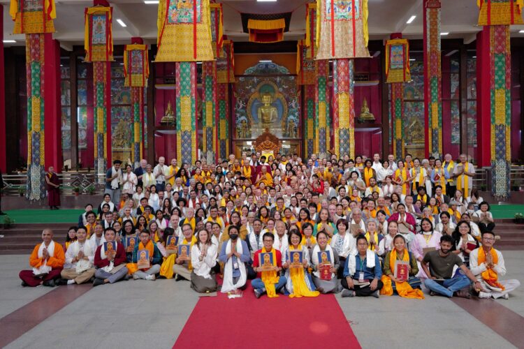 ལྡི་ལི་བོད་ཁང་གི་ལམ་རིང་ལྷག་མཐོང་ཆེན་མོའི་ཟབ་སྦྱོང་འཛིན་གྲྭར་ཕེབས་པའི་རྒྱལ་ཁབ་ ༢༦ གི་སློབ་གཉེར་བ་མི་གྲངས་༢༣༧ གྱིས་༧གོང་ས་མཆོག་ལ་མཇལ་བཅར་ཞུས། ༢༠༢༦།༡།༡༦ དགའ་ལྡན་ཕོ་བྲང་གི་སྐུ་པར།