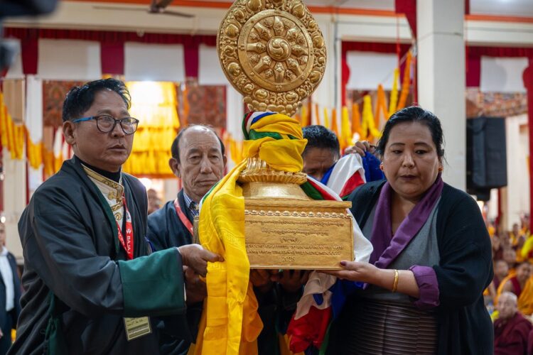 མོན་གྷོ་བོད་མི་སེར་སྐྱ་མི་མང་གིས་རྗེ་ཚེ་འཛིན་མའི་ཆོ་གའི་སྒོ་ནས་བརྟན་བཞུགས་བསྟར་འབུལ་ཞུས། ༢༠༢༦།༡།༢༡ དགའ་ལྡན་ཕོ་བྲང་གི་སྐུ་པར།