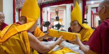 མོན་གྷོ་བོད་མི་སེར་སྐྱ་མི་མང་གིས་རྗེ་ཚེ་འཛིན་མའི་ཆོ་གའི་སྒོ་ནས་བརྟན་བཞུགས་བསྟར་འབུལ་ཞུས། ༢༠༢༦།༡།༢༡ དགའ་ལྡན་ཕོ་བྲང་གི་སྐུ་པར།