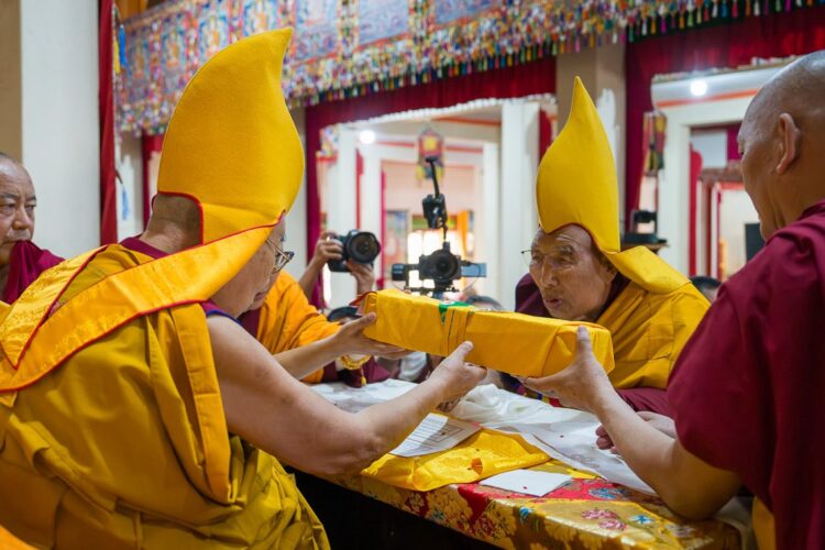 མོན་གྷོ་བོད་མི་སེར་སྐྱ་མི་མང་གིས་རྗེ་ཚེ་འཛིན་མའི་ཆོ་གའི་སྒོ་ནས་བརྟན་བཞུགས་བསྟར་འབུལ་ཞུས། ༢༠༢༦།༡།༢༡ དགའ་ལྡན་ཕོ་བྲང་གི་སྐུ་པར།