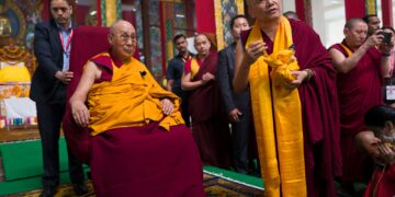 ༧གོང་ས་རྒྱལ་བ་རིན་པོ་ཆེ་མཆོག་ནས་ལྡི་ལི་བོད་ཁང་གི་ལམ་རིང་ལྷག་མཐོང་ཆེན་མོའི་ཟབ་སྦྱོང་འཛིན་གྲྭར་ཕེབས་པའི་རྒྱལ་ཁབ་ ༢༦ གི་སློབ་གཉེར་བ་མི་གྲངས་༢༣༧ གཙོས་དད་ལྡན་བཞི་བརྒྱ་ལྷག་ལ་མཇལ་ཁ་སྩལ། ༢༠༢༦།༡།༡༦ དགའ་ལྡན་ཕོ་བྲང་གི་སྐུ་པར།