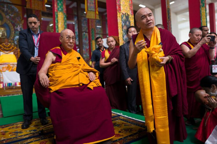 ༧གོང་ས་རྒྱལ་བ་རིན་པོ་ཆེ་མཆོག་ནས་ལྡི་ལི་བོད་ཁང་གི་ལམ་རིང་ལྷག་མཐོང་ཆེན་མོའི་ཟབ་སྦྱོང་འཛིན་གྲྭར་ཕེབས་པའི་རྒྱལ་ཁབ་ ༢༦ གི་སློབ་གཉེར་བ་མི་གྲངས་༢༣༧ གཙོས་དད་ལྡན་བཞི་བརྒྱ་ལྷག་ལ་མཇལ་ཁ་སྩལ། ༢༠༢༦།༡།༡༦ དགའ་ལྡན་ཕོ་བྲང་གི་སྐུ་པར།