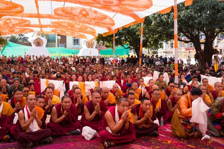 མོན་གྷོ་བོད་མི་སེར་སྐྱ་མི་མང་གིས་རྗེ་ཚེ་འཛིན་མའི་ཆོ་གའི་སྒོ་ནས་བརྟན་བཞུགས་བསྟར་འབུལ་ཞུས། ༢༠༢༦།༡།༢༡ དགའ་ལྡན་ཕོ་བྲང་གི་སྐུ་པར།