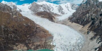 As glaciers melt faster and faster, glacial lakes in the Himalayan region are swelling, increasing flood risks, according to new research. Photo by Heng Li