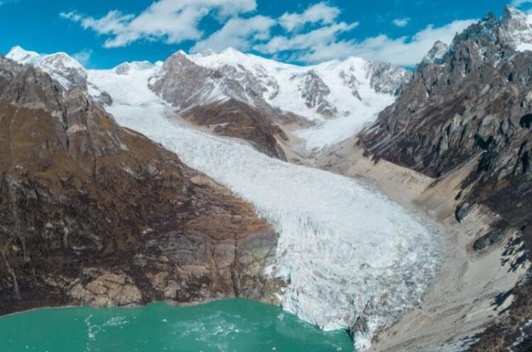 As glaciers melt faster and faster, glacial lakes in the Himalayan region are swelling, increasing flood risks, according to new research. Photo by Heng Li