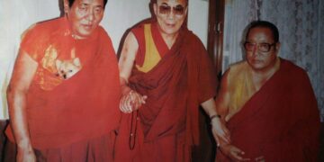 ༧གོང་ས་མཆོག་གི་བཀའ་དགོངས་བཞིན་རྒྱ་གར་ནང་ཕེབས་ཏེ་པད་ནོར་རིན་པོ་ཆེ་མཆོག་དང་ལྷན་དུ་མགོན་པོ་གང་ཉིད་ལ་མཇལ་བ། ༡༩༩༠ དྲ་ལམ་གྱི་སྐུ་པར།