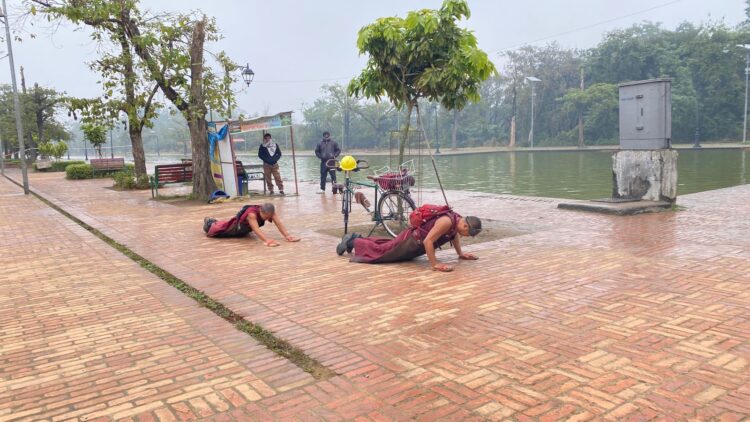 ཕྱི་ལོ་ ༢༠༢༥ ཟླ་ ༩ ཚེས་ ༡༤ ཉིན་ནས་བཟུང་དགེ་འདུན་པ་བློ་བཟང་ཚེ་རིང་ལགས་དང་དགེ་འདུན་པ་བློ་བཟང་དར་རྒྱས་ལགས་རྣམ་གཉིས་ཀྱིས་ནང་པའི་གནས་ཆེན་བརྒྱད་ལ་རྐྱང་ཕྱག་འཚལ་ནས་སྐོར་བཞིན་པ། པར་དོ་བདག་ནས་འདི་གར་མཁོ་སྤྲོད་གནང་།