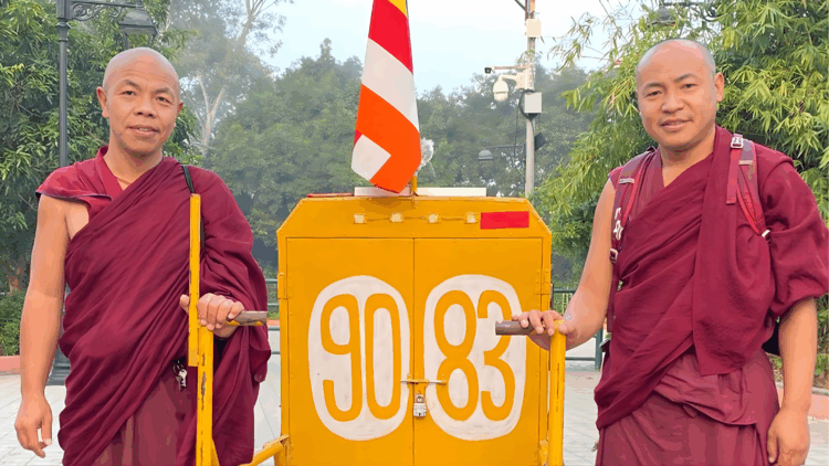 འདས་ལོའི་ཕྱི་ཟླ་ ༩ ཚེས་ ༡༤ ཉིན་ནས་བཟུང་དགེ་འདུན་པ་བློ་བཟང་ཚེ་རིང་ལགས་དང་དགེ་འདུན་པ་བློ་བཟང་དར་རྒྱས་ལགས་རྣམ་གཉིས་ཀྱིས་ནང་པའི་གནས་ཆེན་བརྒྱད་ལ་རྐྱང་ཕྱག་འཚལ་ནས་སྐོར་བཞིན་པ། པར་དོ་བདག་ནས་འདི་གར་མཁོ་སྤྲོད་གནང་།