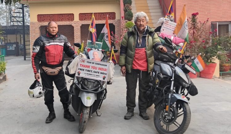 བོད་དོན་ལས་འགུལ་བ་འཇམ་དབྱངས་བསྟན་འཛིན་ལགས་དང་སྦིར་ས་གནས་གཞོན་ནུའི་ཚོགས་གཙོ་བློ་གྲོས་དཔལ་ལྡན་ལགས་རྣམ་གཉིས་ཀྱིས་བོད་དོན་སྦག་སྦག་སྐོར་སྐྱོད་ཀྱི་ལས་འགུལ་སྤེལ་བཞིན་པ། འབྲེལ་ཡོད་ཀྱིས་པར་མཁོ་སྤྲོད་བྱས།