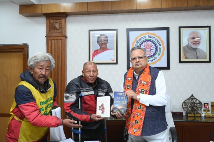 འཇམ་དབྱངས་བསྟན་འཛིན་ལགས་དང་བློ་གྲོས་དཔལ་ལྡན་ལགས་རྣམ་གཉིས་ཀྱིས་ཆ་དྷི་སི་གྷར་གྱི་སྤྱི་ཁྱབ་བློན་ཆེན་ཟུར་པ་ར་མན་སིངྒ་ (Raman Singh) དང་ཐུག་འཕྲད་གནང་བ། འབྲེལ་ཡོད་ཀྱིས་པར་མཁོ་སྤྲོད་བྱས།