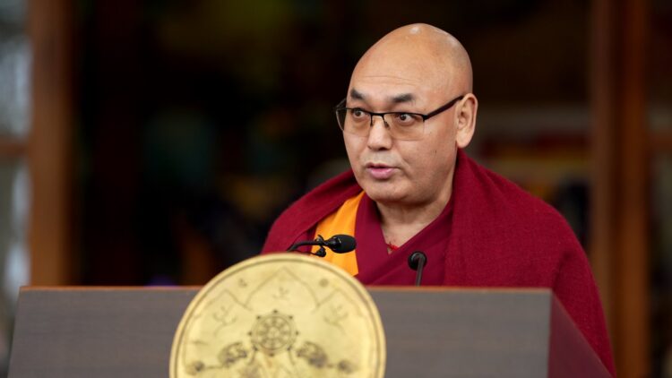 བོད་མི་མང་སྤྱི་འཐུས་ཚོགས་གཙོ་མཁན་པོ་བསོད་ནམས་བསྟན་འཕེལ་མཆོག་གིས་གསུང་བཤད་གནང་བཞིན་པ། ༢༠༢༦།༢།༢༢ དུས་བབ་གསར་ཁང་གི་པར།