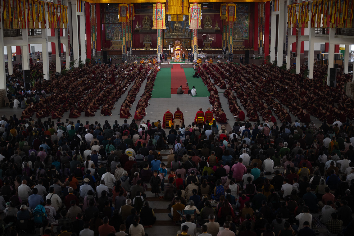 འཛམ་གླིང་ཡུལ་གྲུ་གང་སར་༸སྐུའི་གཅེན་པོ་རྒྱལ་ལོ་དོན་གྲུབ་མཆོག་ལ་རྗེས་དྲན་ཞུ་བཞིན་འདུག