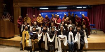 ༧སྐྱབས་རྗེ་ཤིང་བཟའ་རིན་པོ་ཆེ་མཆོག་དང་རྒྱལ་སྤྱིའི་བོད་དོན་ལས་འགུལ་ཁང་གི་འགན་འཛིན་བསྟན་ཆོས་རྒྱ་མཚོ་ལགས་སོགས་ས་གནས་བོད་མི་རྣམས་ཀྱིས་ཞི་བདེའི་གོམ་བགྲོད་པ་རྣམ་པར་ཕེབས་བསུ་ཞུས། རྭ་རྒྱ་ཐེག་ཆེན་ནང་བསྟན་རིག་གཞུང་གླིང་གི་ངོ་དེབ་ཀྱི་པར།