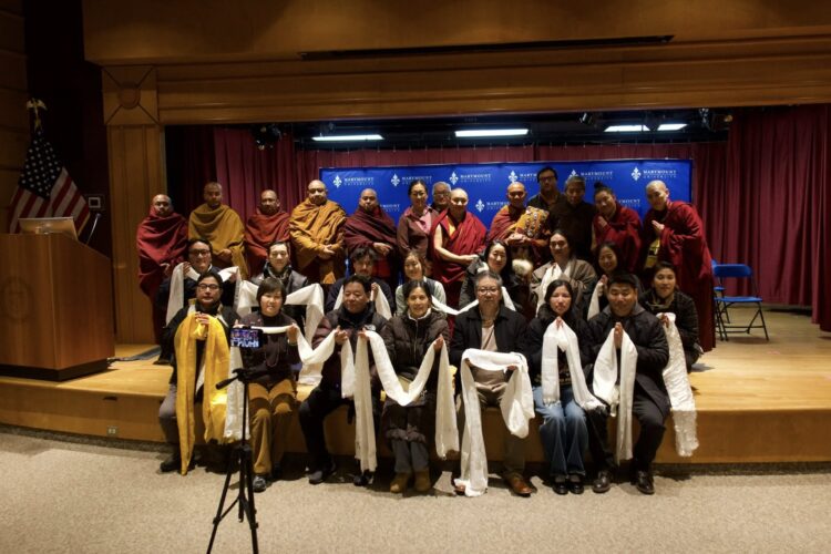 ༧སྐྱབས་རྗེ་ཤིང་བཟའ་རིན་པོ་ཆེ་མཆོག་དང་རྒྱལ་སྤྱིའི་བོད་དོན་ལས་འགུལ་ཁང་གི་འགན་འཛིན་བསྟན་ཆོས་རྒྱ་མཚོ་ལགས་སོགས་ས་གནས་བོད་མི་རྣམས་ཀྱིས་ཞི་བདེའི་གོམ་བགྲོད་པ་རྣམ་པར་ཕེབས་བསུ་ཞུས། རྭ་རྒྱ་ཐེག་ཆེན་ནང་བསྟན་རིག་གཞུང་གླིང་གི་ངོ་དེབ་ཀྱི་པར།