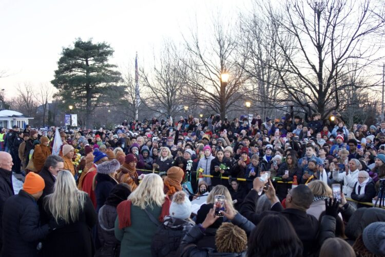 ཨ་རིའི་མེ་རི་མོང་ཊན་གཙུག་ལག་སློབ་གཉེར་ཁང་གི་དགེ་ལས་སློབ་ཕྲུག་དང་ས་གནས་མི་མང་སྟོང་ཕྲག་མང་པོའི་ཕེབས་བསུའི་ཟབ་རྒྱས་ཞུས། རྭ་རྒྱ་ཐེག་ཆེན་ནང་བསྟན་རིག་གཞུང་གླིང་གི་ངོ་དེབ་ཀྱི་པར།