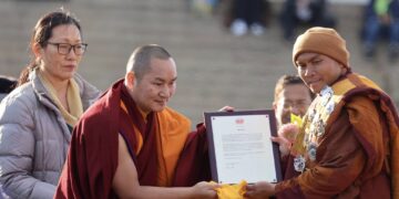 ༧སྐྱབས་རྗེ་ཤིང་བཟའ་རིན་པོ་ཆེ་མཆོག་གིས་༧གོང་ས་མཆོག་གི་གསུང་འཕྲིན་གོམ་བགྲོད་པའི་སྣེ་ཁྲིད་མཁན་དགེ་འདུན་པ་མཆོག་( Venerable Bhikkhu Pannakara )ལ་ཕུལ་ཡོད་འདུག  ༢༠༢༦།༠༢།༡༡། དཔལ་ལྡན་རྒྱལ་གྱི་ངོ་དེབ་ཀྱི་པར།