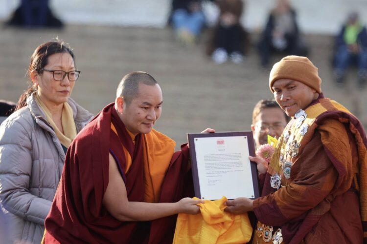 ༧སྐྱབས་རྗེ་ཤིང་བཟའ་རིན་པོ་ཆེ་མཆོག་གིས་༧གོང་ས་མཆོག་གི་གསུང་འཕྲིན་གོམ་བགྲོད་པའི་སྣེ་ཁྲིད་མཁན་དགེ་འདུན་པ་མཆོག་( Venerable Bhikkhu Pannakara )ལགས་་ལ་ཕུལ། ༢༠༢༦།༠༢།༡༡། དཔལ་ལྡན་རྒྱལ་གྱི་ངོ་དེབ་ཀྱི་པར།