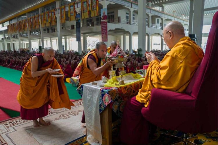 ༸གོང་ས་མཆོག་དབུ་བཞུགས་ཐོག་འབྲས་སྤུངས་སྒོ་མང་གྲྭ་ཚང་དུ་མཆོད་འབུམ་སྨོན་ལམ་འཚོགས། དགའ་ལྡན་ཕོ་བྲང་གི་༸སྐུ་པར།