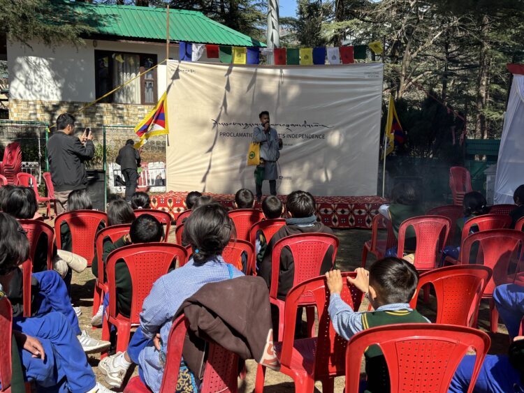 དེ་རིང་དྷ་ས་མེག་གྷན་གྱི་བྷག་སུ་གསོལ་མགྲོན་ཁང་དུ། བོད་ཀྱི་གཞོན་ནུ་ལྷན་ཚོགས་དང་བོད་རང་བཙན་སློབ་ཕྲུག་ཚོགས་པ་གཉིས་མཉམ་འབྲེལ་གྱི་གོ་སྒྲིག་འོག བོད་རང་བཙན་བསྐྱར་ནན་གསལ་བསྒྲགས་ཀྱི་ཉིན་མོ་སྲུང་གཙི་ཞུས། ༢༠༢༦།༢།༡༣ དུས་བབ་གསར་ཁང་གི་པར།