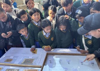 བོད་དངུལ་འགྲེམས་སྟོན་དུ་དྷ་སྟེང་བོད་ཁྱིམ་སློབ་གྲྭའི་སློབ་ཕྲུག་རྣམས་ཀྱིས་ལྟ་སྐོར་བྱེད་བཞིན་པ། ༢༠༢༦།༢།༡༣ དུས་བབ་གསར་ཁང་གི་པར།