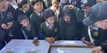 བོད་དངུལ་འགྲེམས་སྟོན་དུ་དྷ་སྟེང་བོད་ཁྱིམ་སློབ་གྲྭའི་སློབ་ཕྲུག་རྣམས་ཀྱིས་ལྟ་སྐོར་བྱེད་བཞིན་པ། ༢༠༢༦།༢།༡༣ དུས་བབ་གསར་ཁང་གི་པར།